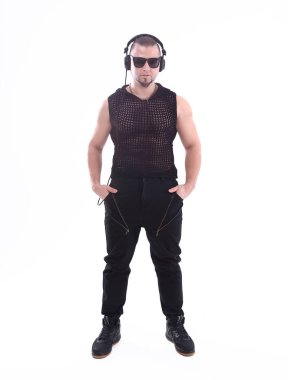 tam büyüme. Stüdyo portre beyaz üzerine dik bir rapçi Dj.isolated