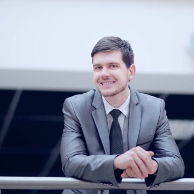 modern bir ofis balkonda duran başarılı iş adamı