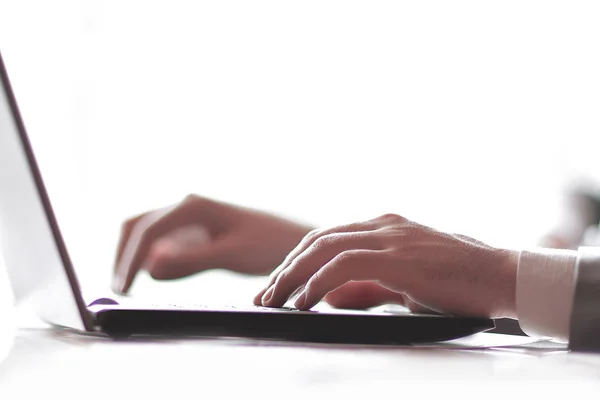 Close up.businessman digitar texto no laptop. pessoas e tecnologia — Fotografia de Stock
