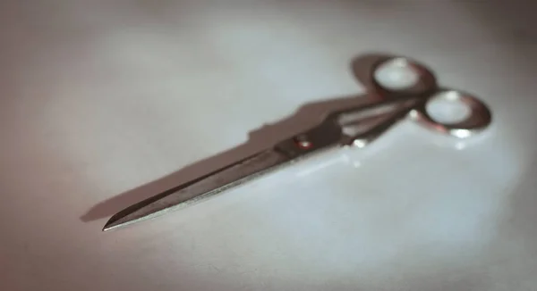 Nůžky vyrobené z metal.isolated na světlém pozadí. — Stock fotografie