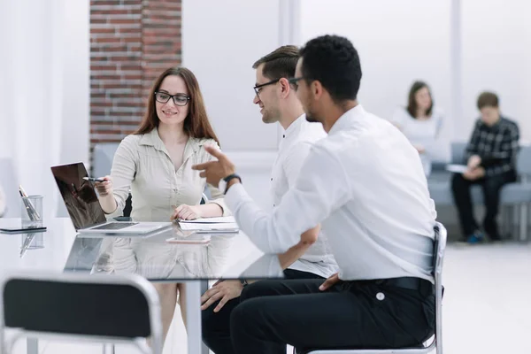 Бизнес-команда обсуждает новые идеи на рабочей встрече — стоковое фото