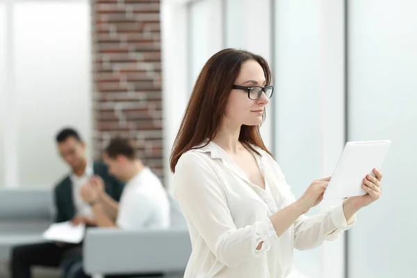 Ejecutiva mujer de negocios leyendo texto en una tableta digital . — Foto de Stock