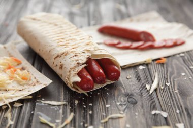 pita ekmeği ahşap bir masa üzerinde baharatlı sosisler