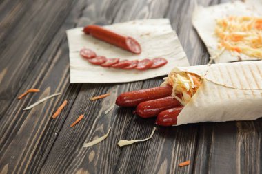 Pide bread.photo kopya alanı ile sarılı sosis füme