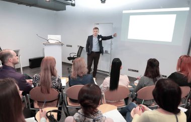 Ayakta ve tüm iş konferans salonu toplantı üzerinde hoparlör