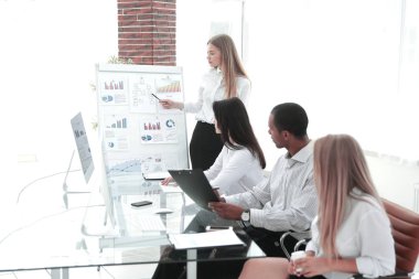 iş kadını iş ortakları için sunu yapma