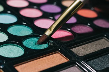 yakın çekim. makyaj fırça ve göz farı .