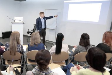 Ayakta ve tüm iş konferans salonu toplantı üzerinde hoparlör