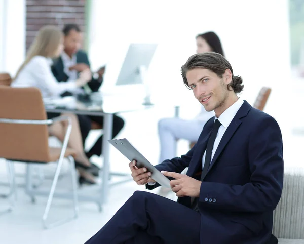 Homme d'affaires confiant étudiant le document dans son bureau — Photo