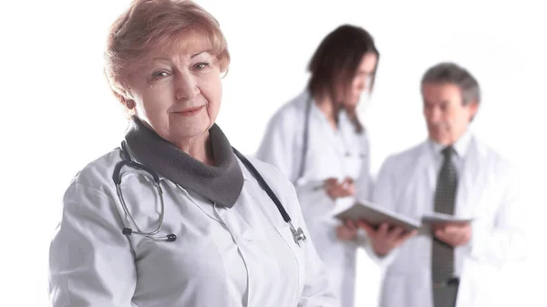 Adulto terapeuta médico feminino no fundo turvo de colegas — Fotografia de Stock