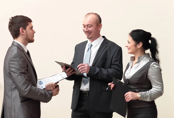 Groupe de gens d'affaires discutant de documents financiers. — Photo