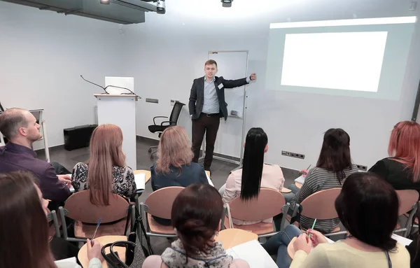 Ayakta ve tüm iş konferans salonu toplantı üzerinde hoparlör