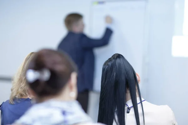 Πίσω όψη. η θολή εικόνα από την αίθουσα συνεδριάσεων — Φωτογραφία Αρχείου