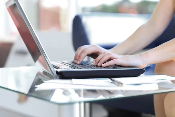 Vicino. donna d'affari digitando su un computer portatile — Foto Stock