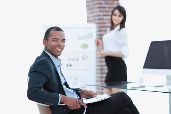 Exitoso empresario antes de comenzar la nueva presentación —  Fotos de Stock