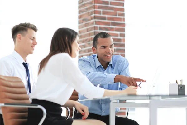 Empleados hablando con un cliente sentado en el escritorio —  Fotos de Stock