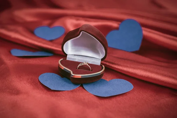 Anillo con un diamante sobre fondo rojo —  Fotos de Stock