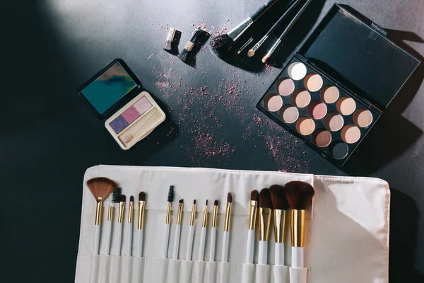 Conjunto de maquillaje profesional aislado sobre fondo negro — Foto de Stock