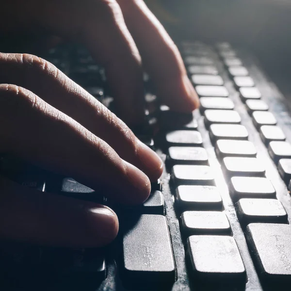 De cerca. un hombre escribiendo en un teclado portátil . — Foto de Stock