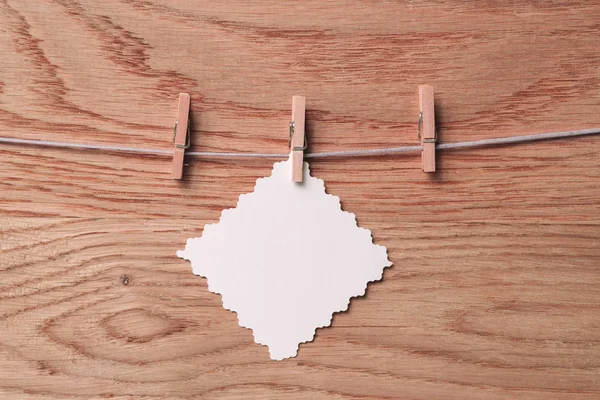 Pezzo di carta con un cuore disegnato su una molletta . — Foto Stock