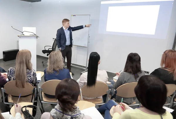 Ayakta ve tüm iş konferans salonu toplantı üzerinde hoparlör