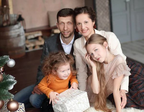 A hangulatos nappaliban a karácsonyfa közelében ült, a boldog család — Stock Fotó