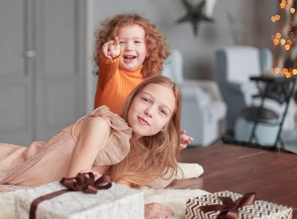 Twee mooie zussen plezier op kerstavond — Stockfoto