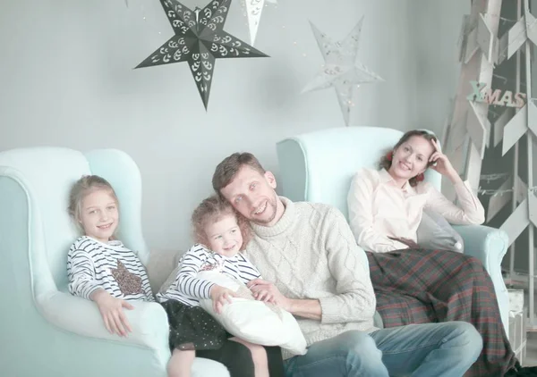 Família feliz sentado na sala de estar noite de Natal . — Fotografia de Stock