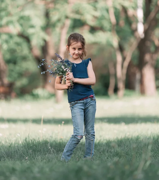 Niño pequeño toma una foto de su hermana en el parque . — Foto de Stock