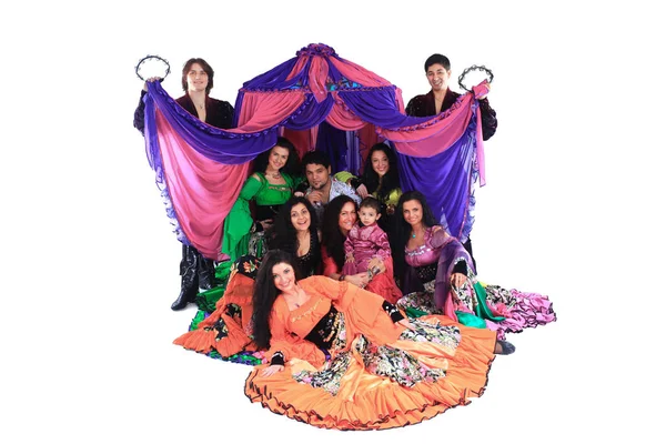 Portréja egy cigány tánc csoport a háttérben a sátor — Stock Fotó