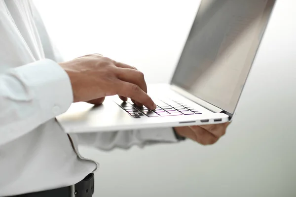 De cerca. hombre de negocios escribiendo en un ordenador portátil — Foto de Stock