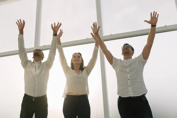 Exitoso equipo de negocios con las manos en alto . — Foto de Stock