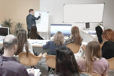 Çalışanlar için yeni fikirler açıklayan Yöneticisi