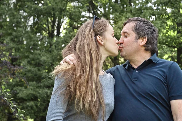 Amor casal beijos de pé no parque — Fotografia de Stock