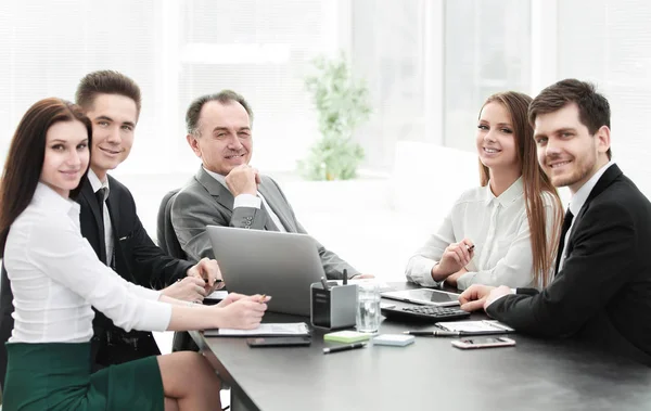 Portret van succesvolle business team op de werkplek — Stockfoto