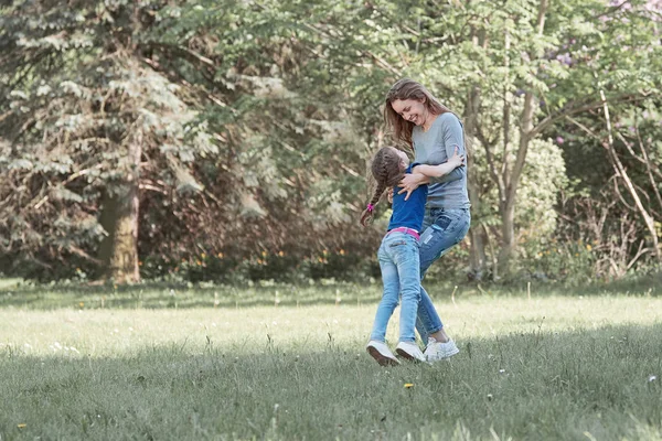 Matka s dcerou v letním parku — Stock fotografie