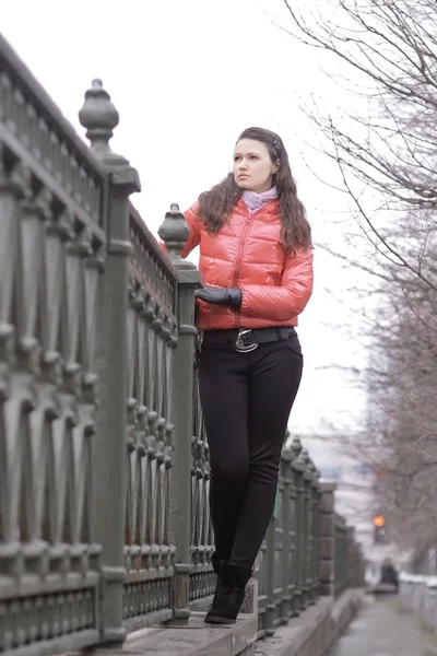 年轻女人站在城市的桥上 — 图库照片