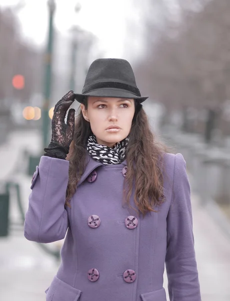 Портрет стильной молодой женщины на фоне города — стоковое фото
