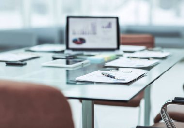  İşyeri dizüstü bilgisayar ve çalışma evrak için modern bir ofis iş takım