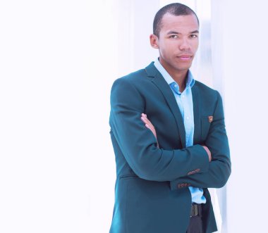 hafif bir arka plan üzerinde kendine güvenen genç işadamı portresi portre