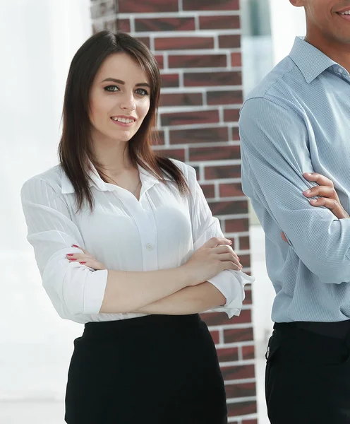 Retrato del exitoso equipo de negocios en el fondo de la oficina — Foto de Stock