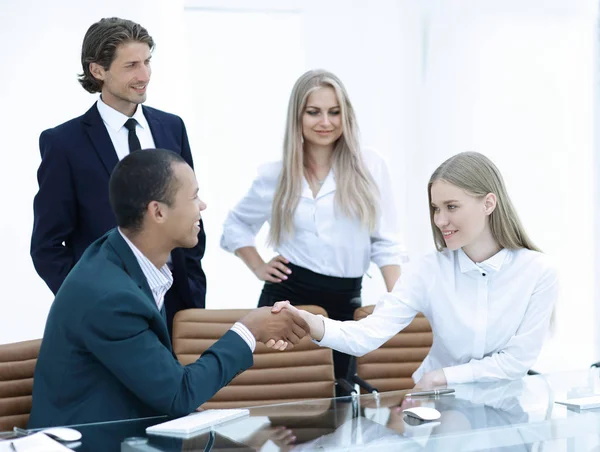 Handshake Manager e il cliente in ufficio — Foto Stock