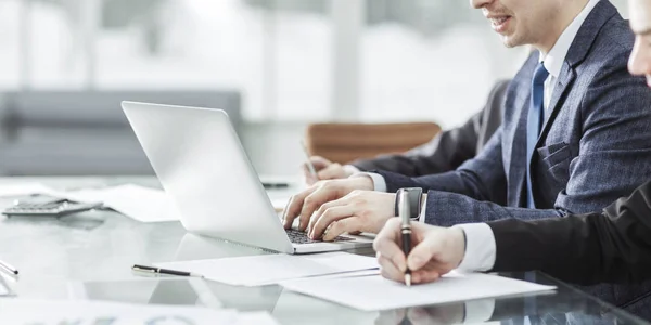 Equipo empresarial que realiza análisis de informes de marketing en el lugar de trabajo — Foto de Stock