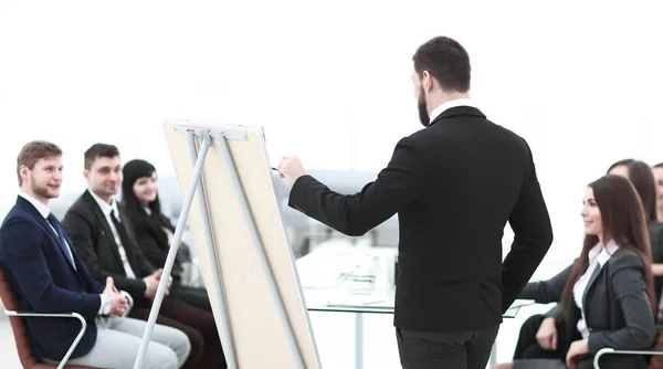 Achteraanzicht. de luidspreker maakt een verslag aan het bedrijf-team — Stockfoto