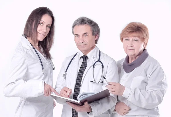 Grupo de médicos com os documentos.isolated em fundo branco — Fotografia de Stock