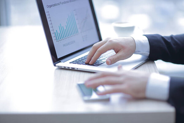 close up.modern businessman working in the office. фото с копировальным местом
.