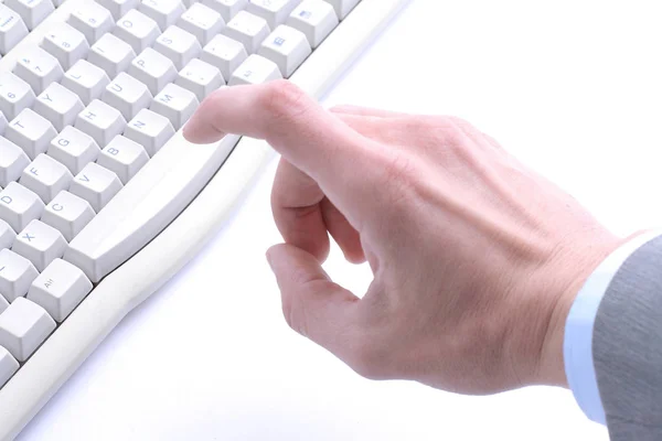 Vinger druk op de knop op de oude computertoetsenbord — Stockfoto