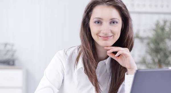 Amigável feminino empregado sentado em sua mesa . — Fotografia de Stock