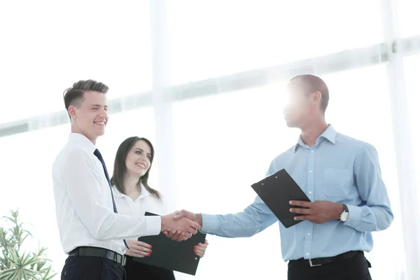 Vriendelijke zakenmensen schudden handen op onscherpe achtergrond — Stockfoto