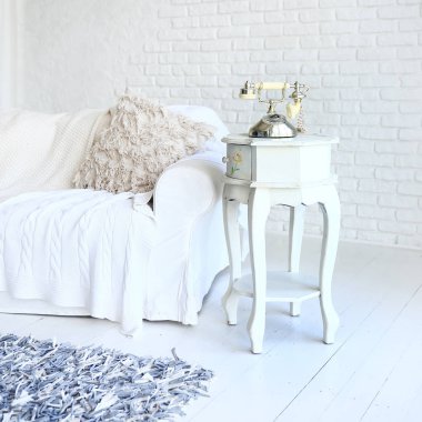 vintage telefon ile retro tarzı şık oturma odasında